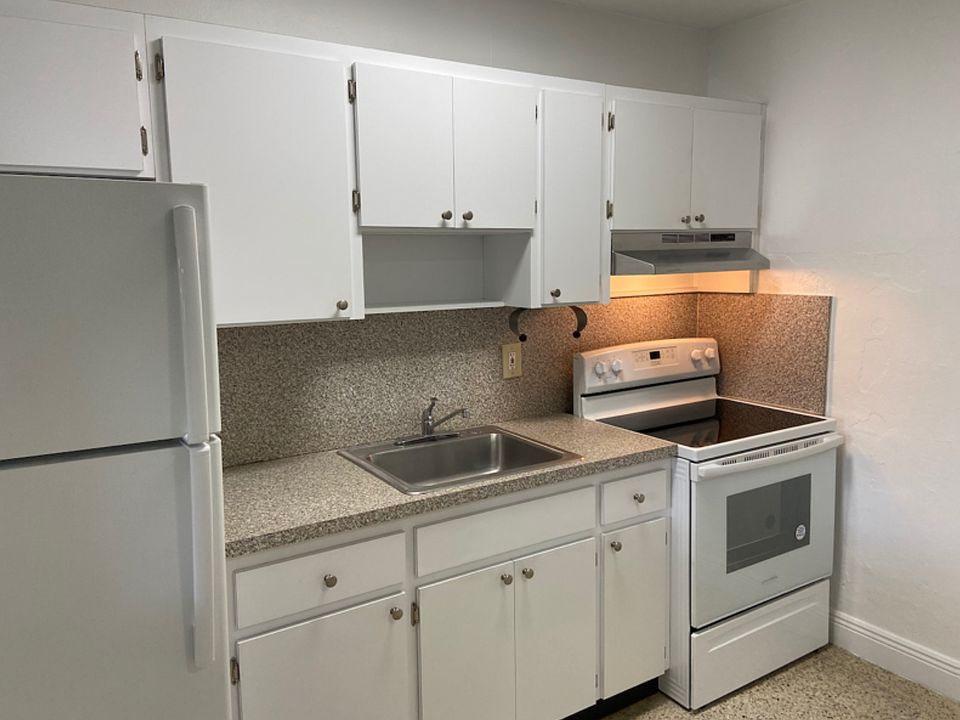 1st image of 931 SW 71st Ave #931