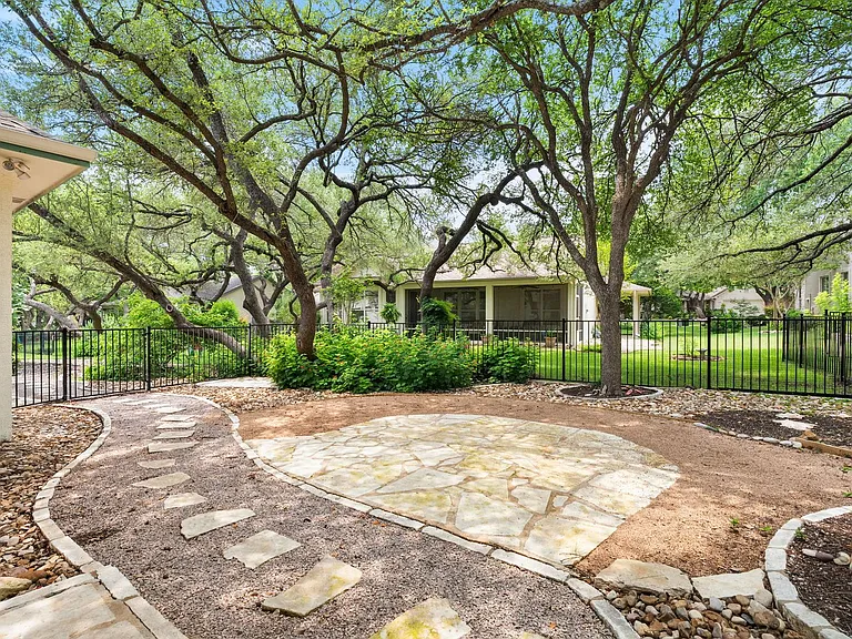 104 Bronco Cir — Photo 30