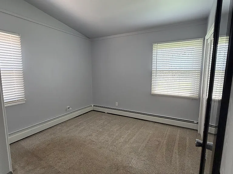402 Roseberry St — Photo 9