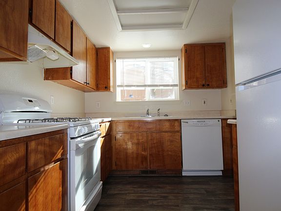 Bright Kitchen/ Gas Stove & Oven