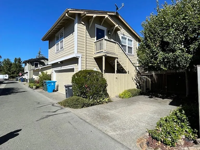 647 McGinnis Cir — Photo 13