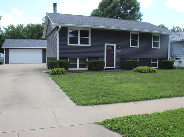 1801 Northbrook Dr NE, Cedar Rapids, IA 52402