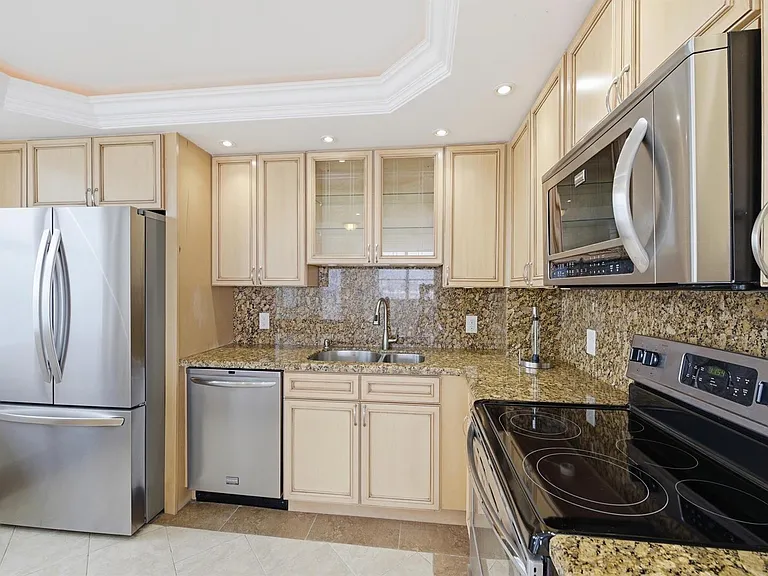 800 SE 20th Ave #901 — Photo 8