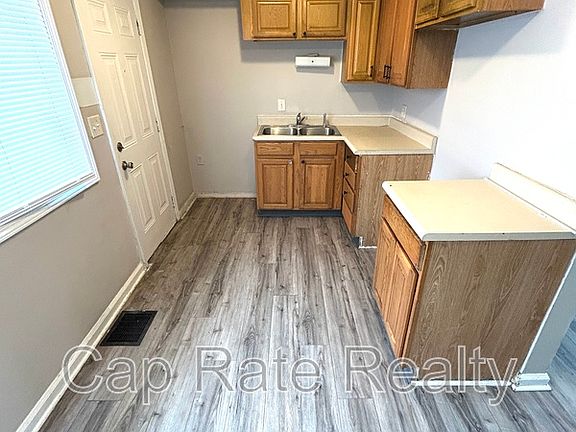 5th image of 2994 E Moreland Dr