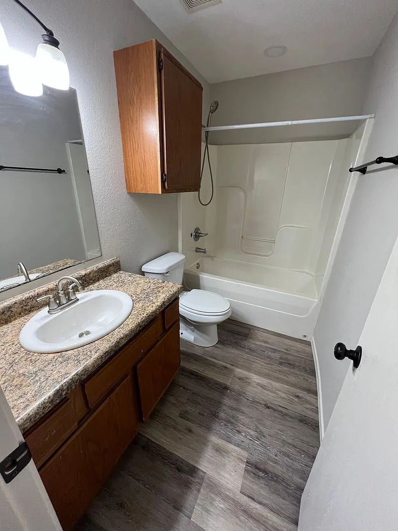1409 Poplar St — Photo 4