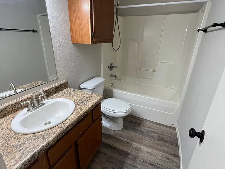 1409 Poplar St — Photo 4