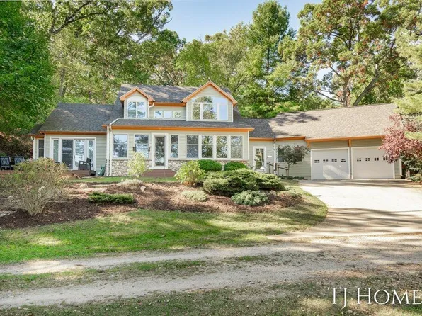 3225 Shadyside Dr NE, Grand Rapids, MI 49525