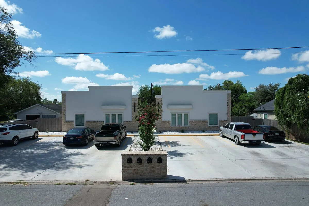 3 bed, 2.0 bath, 1200 sqft, $1,350 — Photo 1