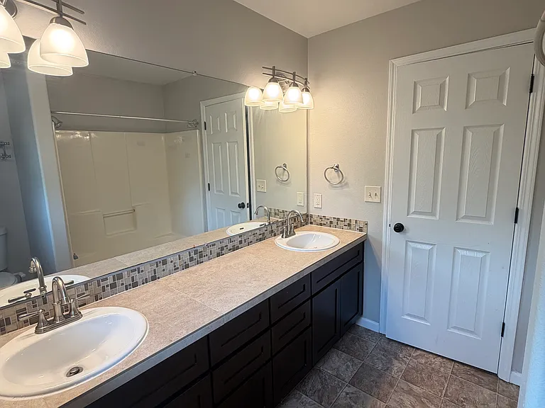 1426 NE Thomas Ct — Photo 15