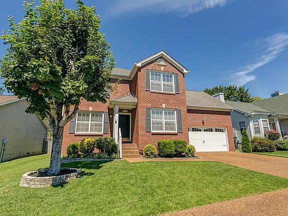 Immaculate maintained lawn with top grade grass!
