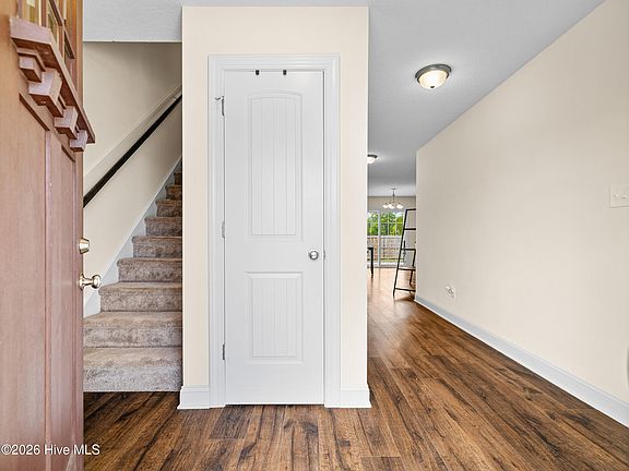 4th image of 481 Worsley Way