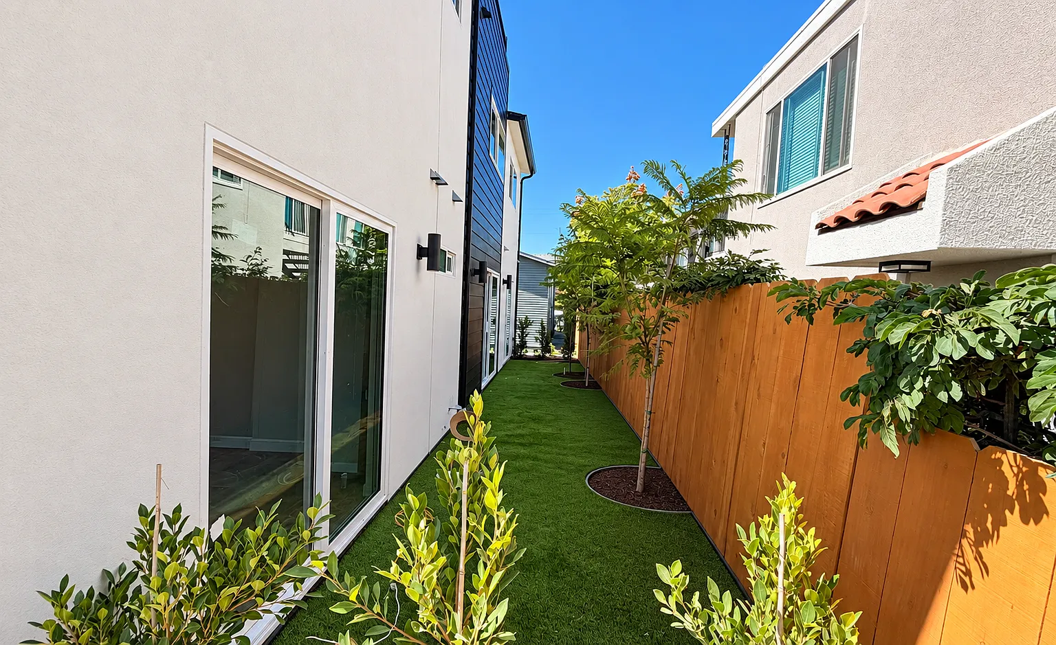 3 bed, 919 sqft, $4,200 — Photo 2