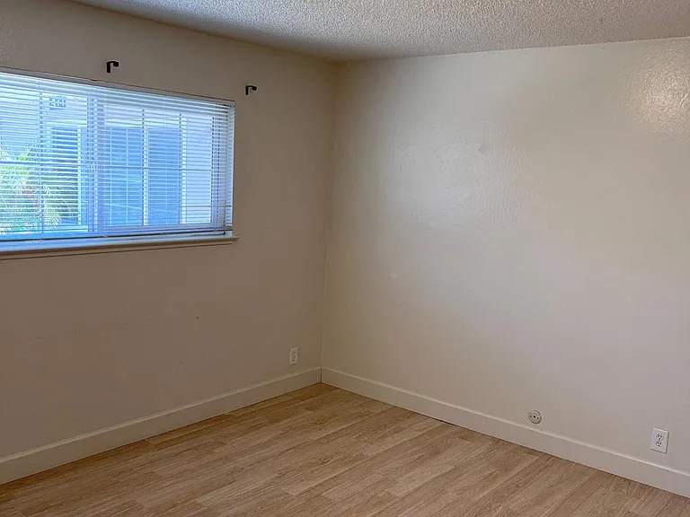 473 W Sunset Blvd — Photo 9