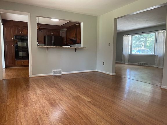 3rd image of 223 Fairport Rd