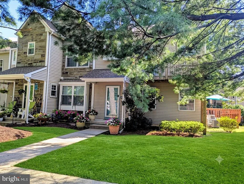 3 bed, 3.5 bath, 1631 sqft, $2,600 — Photo 1