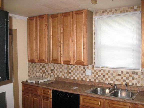 3rd image of 824 S Richardson Ave
