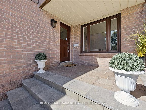 4th image of 32 Valley Centre Dr