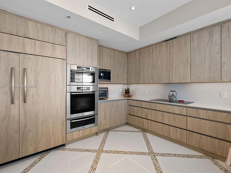 50 S Pointe Dr #1502/03 — Photo 15