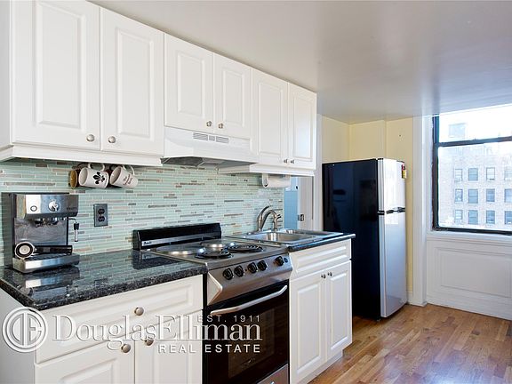 3rd image of 140 W 69th St APT 78B