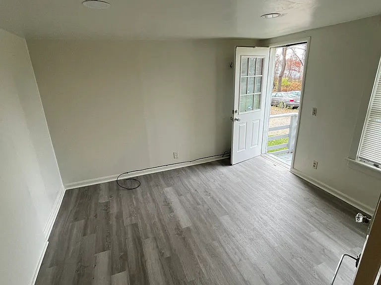 406 S Meridian St #6 — Photo 2