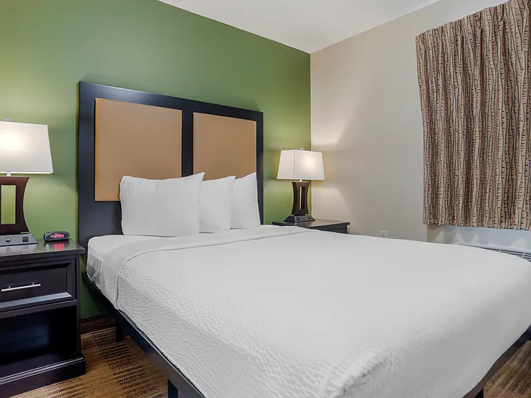 Deluxe Studio - 1 Queen Bed