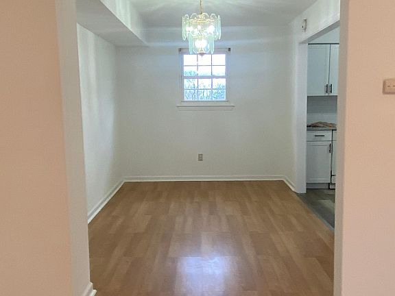 4th image of 948 Village Ln