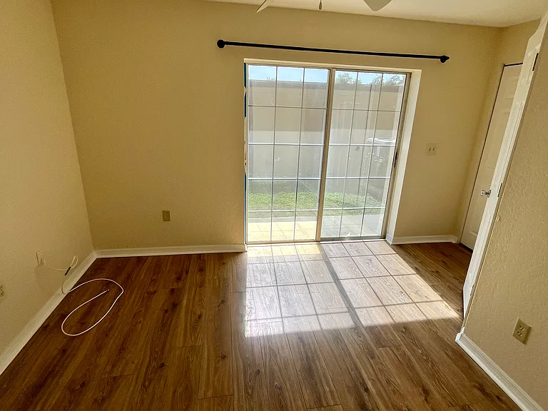 908 Laura St — Photo 21