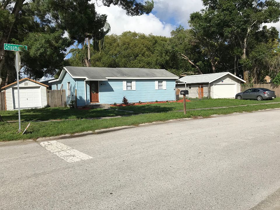 Corner lot&detached Garages