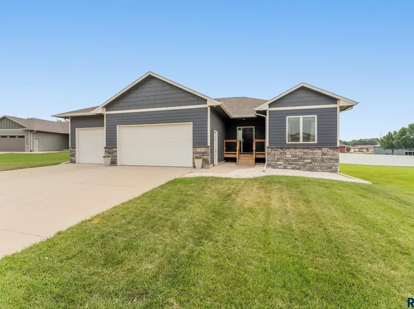 704 N Blue Bell Ln, Sioux Falls, SD 57107