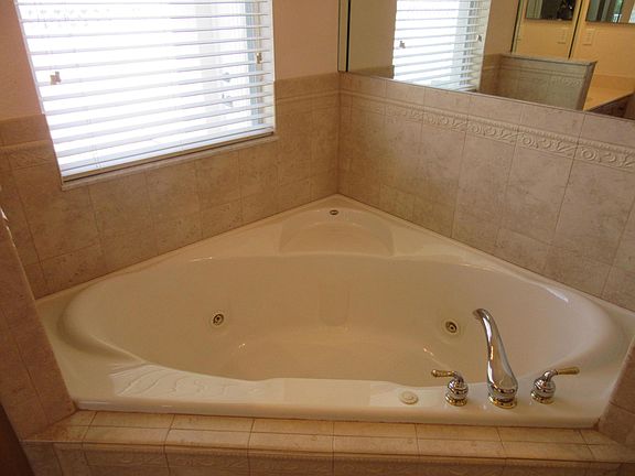 4th image of 5862 NW Carovel Avenue
