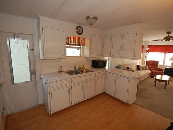 3rd image of 392 Buccaneer Dr
