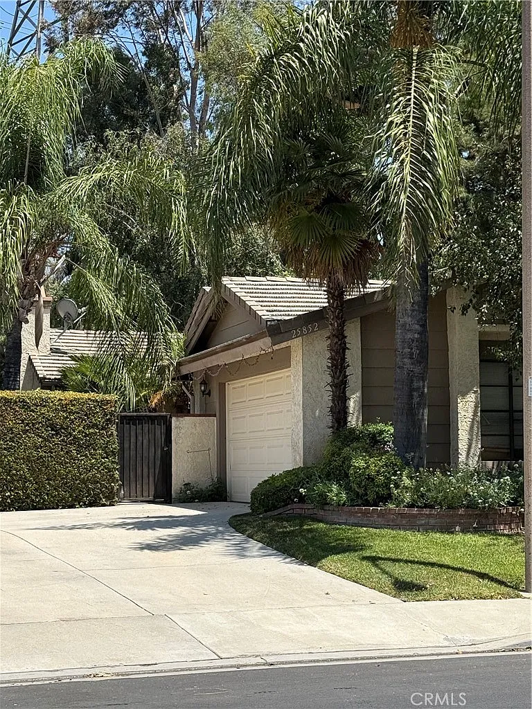 2 bed, 864 sqft, $3,200 — Photo 1