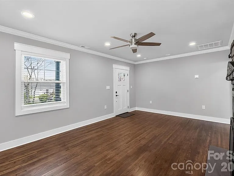307 E Peterson Dr — Photo 25