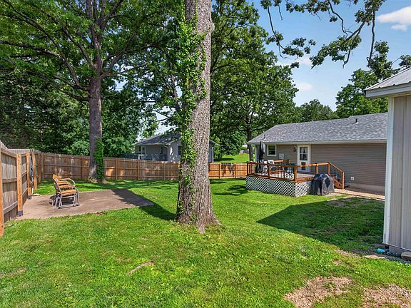 5th image of 944 Red Bud Dr
