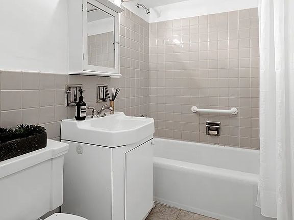 5th image of 150 E 77th St APT 6F