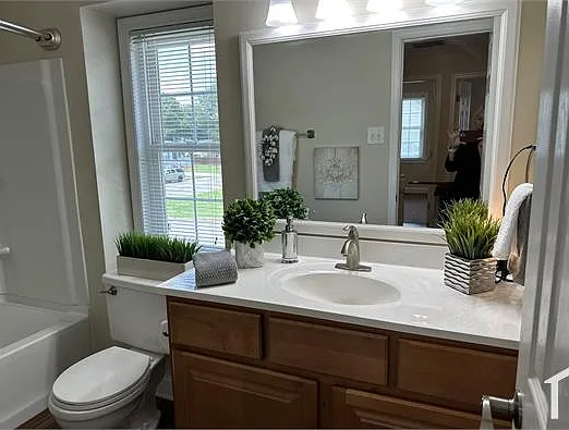 302 Leatherhead Ct — Photo 12