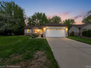 134 Foxboro Dr, Rochester Hills, MI 48309