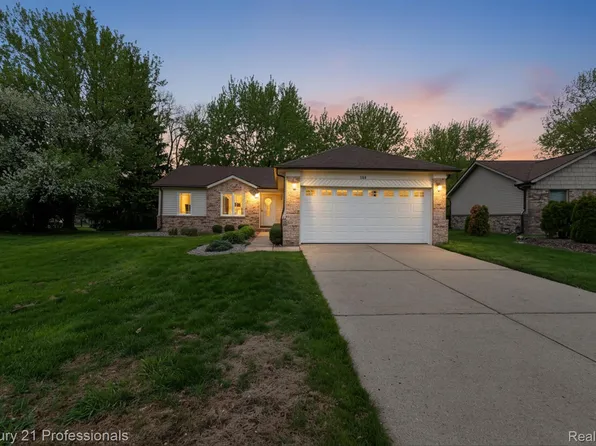 134 Foxboro Dr, Rochester Hills, MI 48309