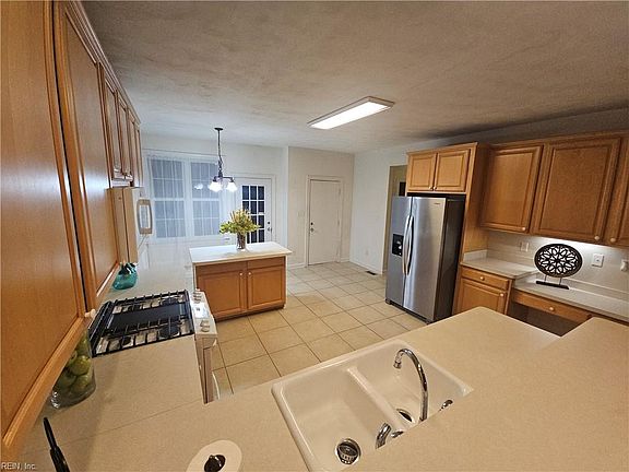 4th image of 806 Falls Creek Dr