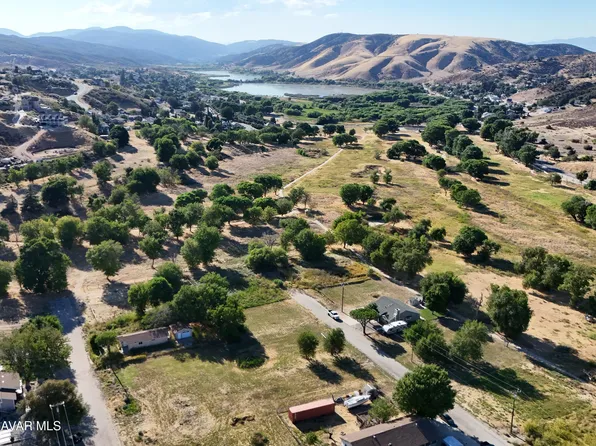 Ashtree Dr, Lake Hughes, CA 93532