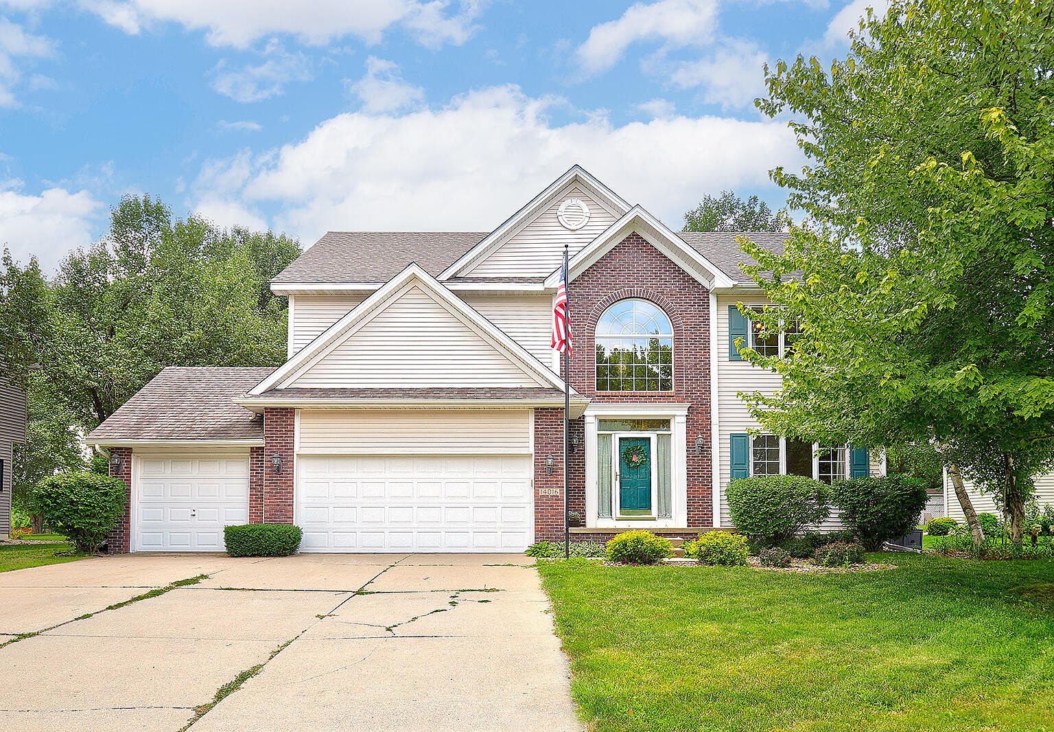 14016 Briarwood Ln, Urbandale, IA 50323 | Zillow