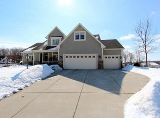 1509 Highlandview Dr, West Bend, WI 53095