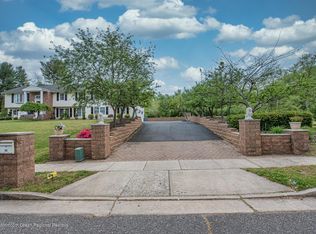 25 Hearthstone Dr, Manalapan, NJ 07726