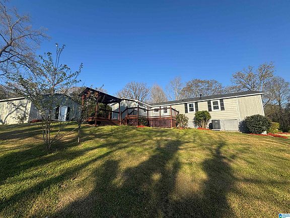 5th image of 828 Candy Ln NE
