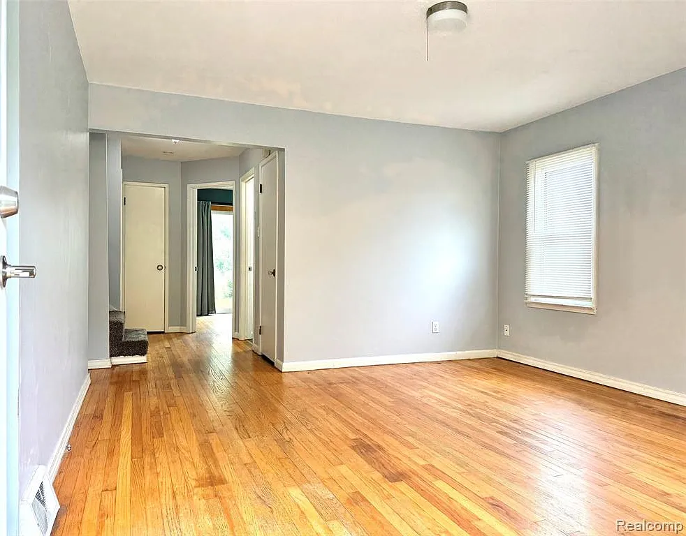 3 bed, 1.0 bath, 797 sqft, $1,700 — Photo 4