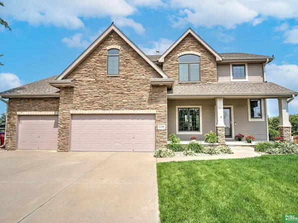 21336 Blackstone Cir, Gretna, NE 68028