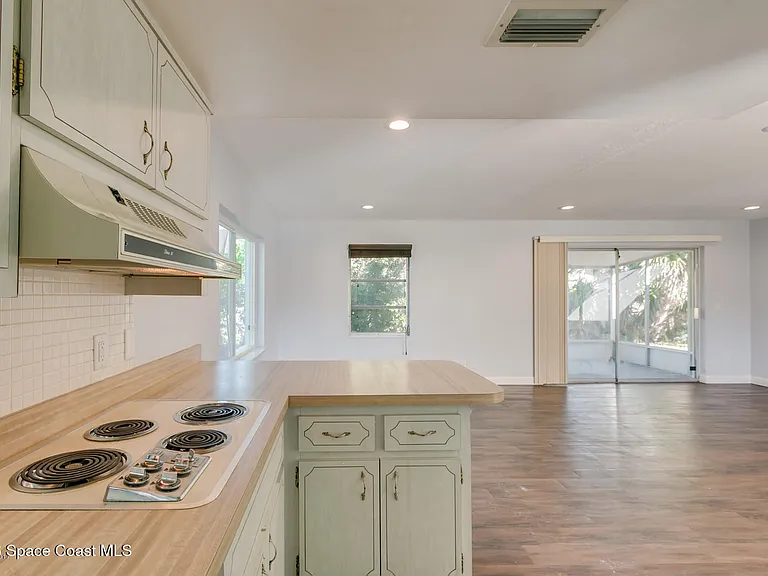 300 Amherst Ave — Photo 10