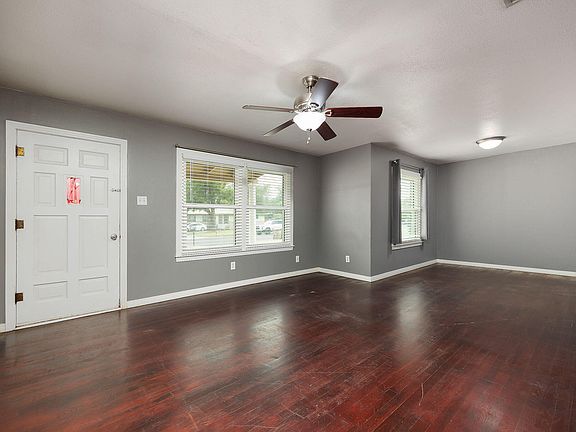 4th image of 2520 Yale Ave