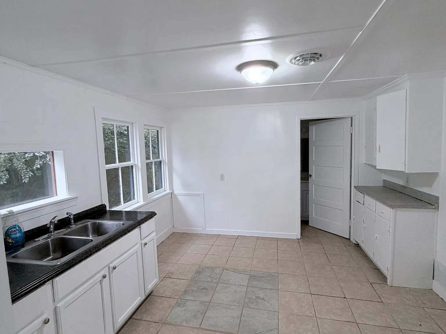 3 bed, 1036 sqft, $2,100 — Photo 2