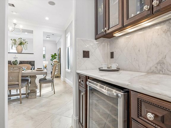 5th image of 4022 Coleridge St